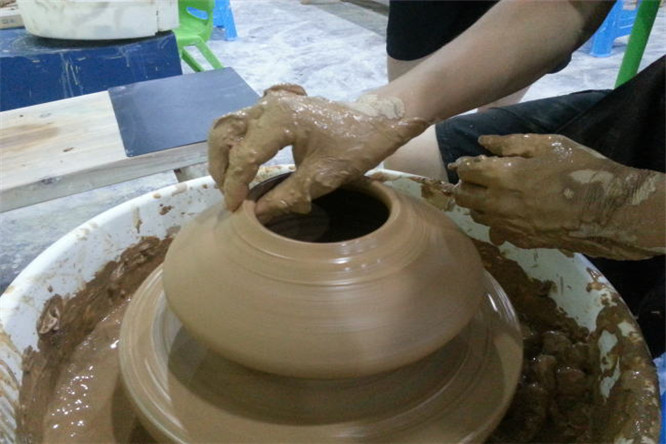 艺术引入农庄,大家在与玩泥亲密接触的同时,希望在亲手制作陶的过程中
